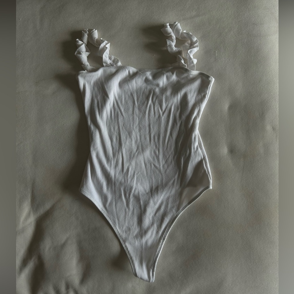 Aritzia sundays best firecracker ribbed thong bodysuit - size s//white